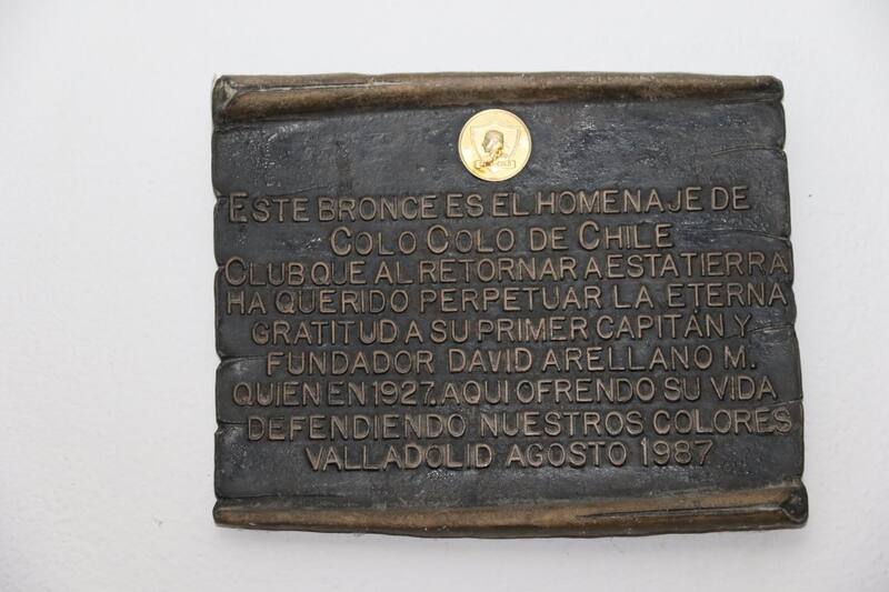 La placa que le dedicaron a David Arellano en Valladolid en 1987.