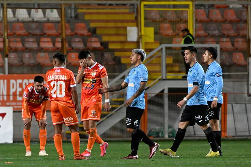 La desazón de los jugadores de Cobreloa tras una nueva caída en el Campeonato Nacional. Foto: Agencia Aton.