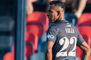 ¿Irán por Sebastián Villa? La millonaria cifra que acumuló Colo Colo en este mercado de fichajes