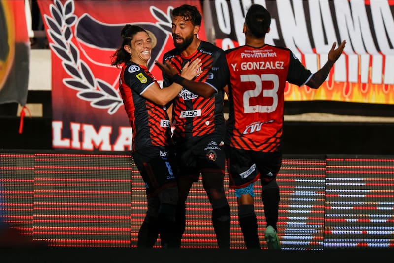 Deportes Limache sale a la cancha este sábado. Una victoria y los Tomateros serán líderes de Primera. Foto: Agencia Aton.