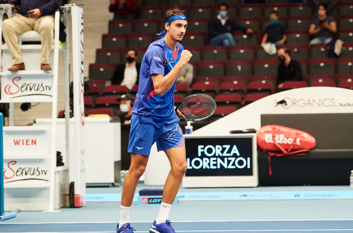 ¡Sorpresa en el ATP de Viena! Lorenzo Sonego apabulló a Novak Djokovic y se metió en semifinales