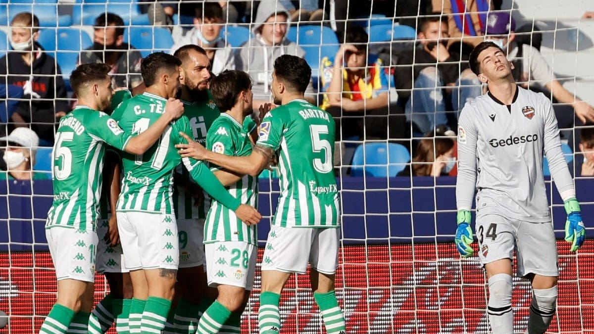 Betis de Manuel Pellegrini y Claudio Bravo sigue firme en La Liga con crucial triunfo sobre Levante