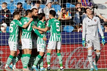Betis de Manuel Pellegrini y Claudio Bravo sigue firme en La Liga con crucial triunfo sobre Levante