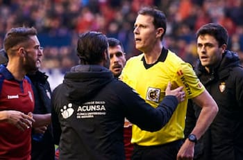 Brutal codazo de Facundo Roncaglia sentenció su expulsión en duelo entre Real Sociedad y Osasuna