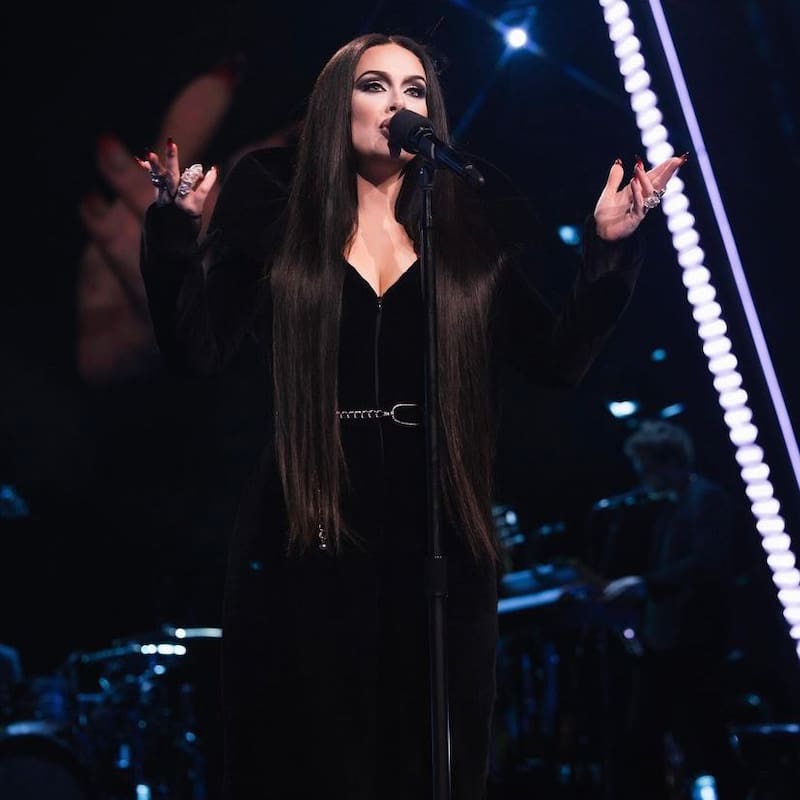Adele como Morticia Addams.