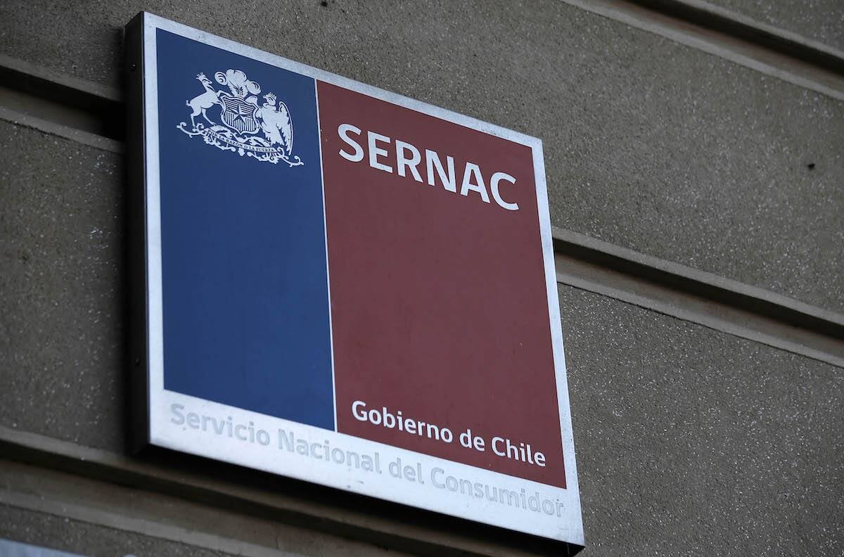Por no querer pagar: Sernac demandó a Cencosud por compensación de colusión de los pollos