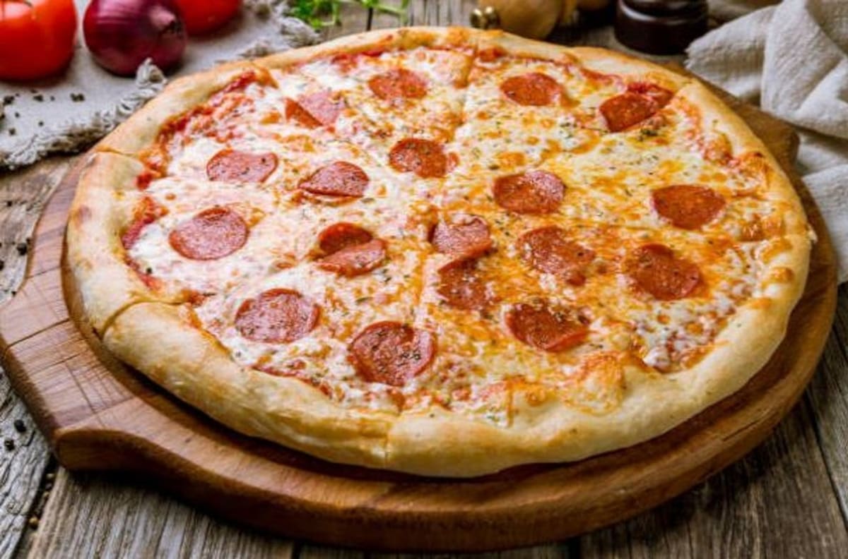 No quiso esperar 10 minutos: Hombre amenazó con un AK-47 a trabajadores de pizzería