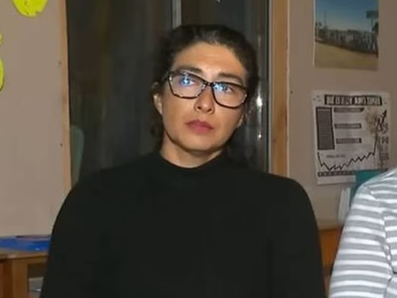 La mujer es dirigenta de una toma y a la vez, trabajaba como funcionaria del Ministerio de Cultura. Foto: Canal 13.