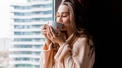 Bajar de peso y otros beneficios que tiene tomar agua tibia en el desayuno