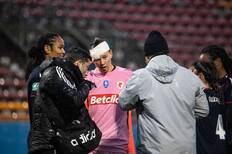 Tiane Endler sufrió duro golpe en Francia y tuvieron que ponerle puntos: así le quedó el rostro