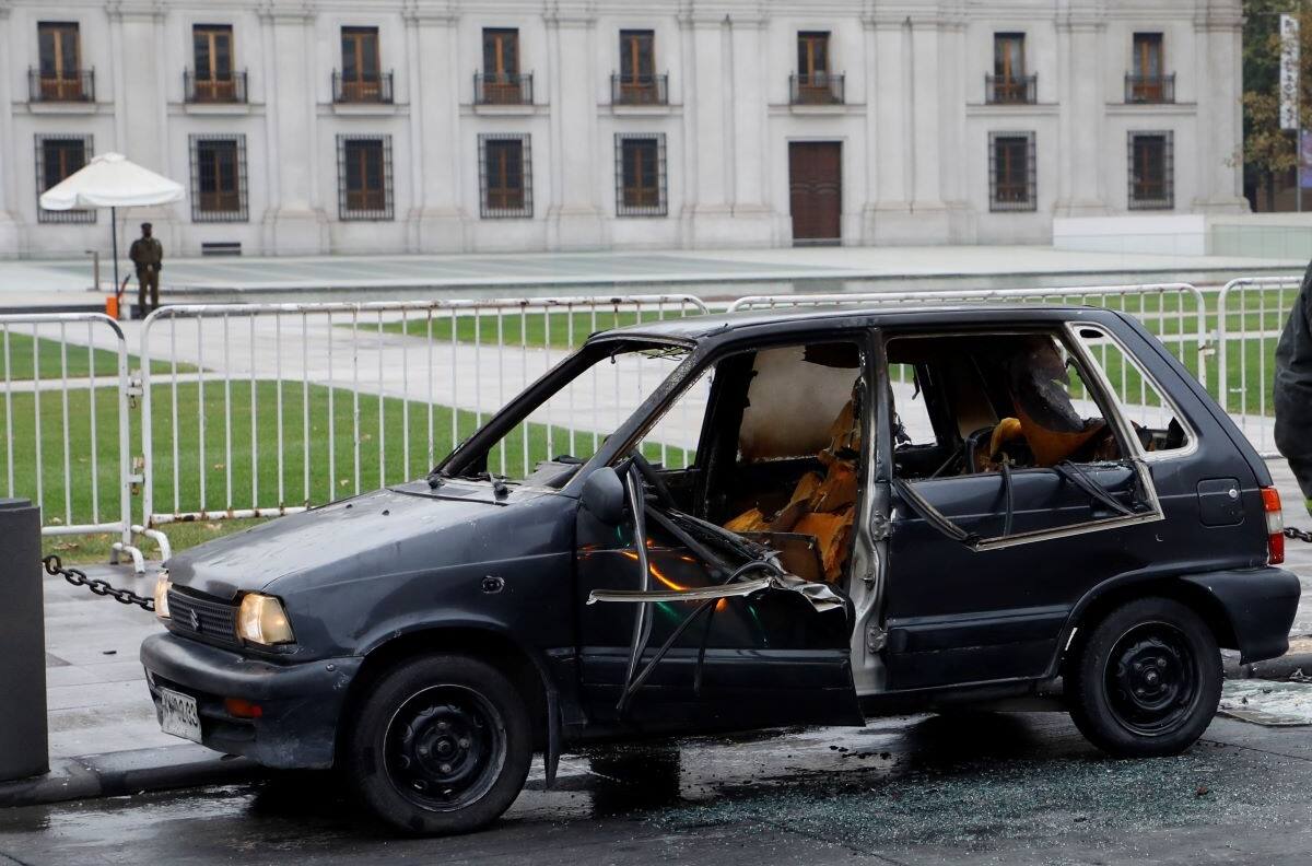 VIDEO | Vehículo explotó frente al Palacio de La Moneda: Conductor continúa en riesgo vital