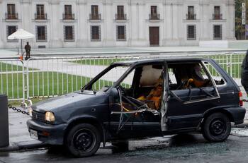 VIDEO | Vehículo explotó frente al Palacio de La Moneda: Conductor continúa en riesgo vital