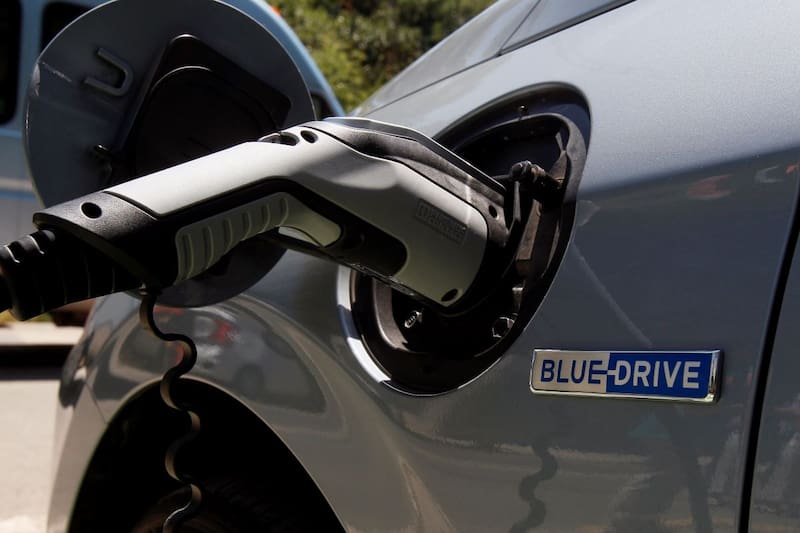 Los cargadores de vehículos eléctricos son dispositivos que permiten cargar su batería para darles cierta autonomía dependiendo de cada auto.