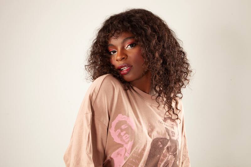 Conoce a Vedala, la joven cantante haitiana-chilena.