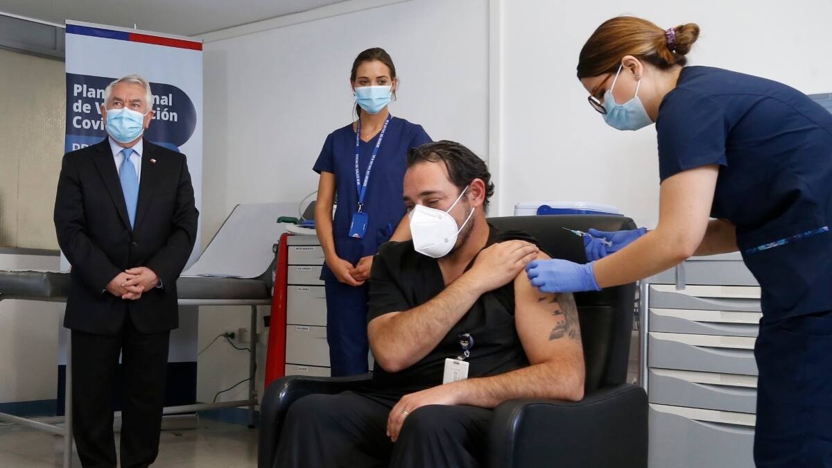 Vacuna COVID-19: ISP reportó otro caso de efectos "serios" tras inoculación