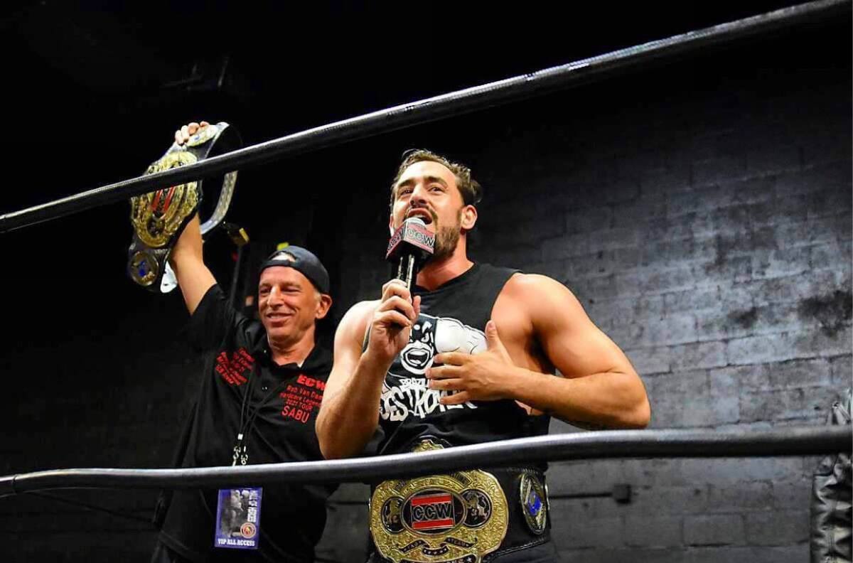 Celebró entre lágrimas: Ariel Levy se convirtió en campeón mundial de lucha libre en Estados Unidos