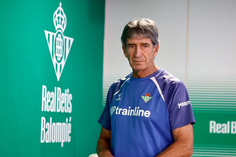 El entrenador estaría acercando posturas para seguir en Betis.