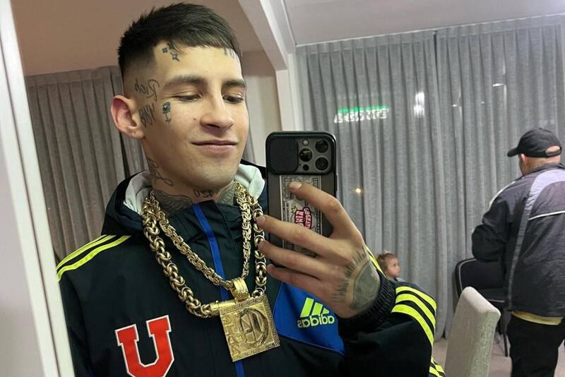 L-Gante con la indumentaria de Universidad de Chile.