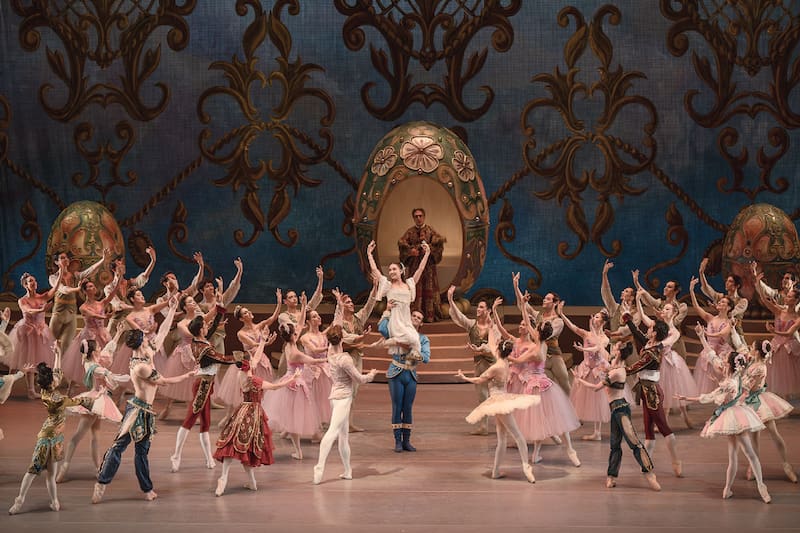 La historia sigue a Clara, una niña que es guiada por su cascanueces de juguete a través de una mágica travesía al Reino de los Confites. Créditos: Teatro Municipal de Santiago.