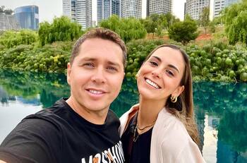 El romántico paseo de Karol Lucero y su polola, Francisca Virgilio, por las calles de Madrid