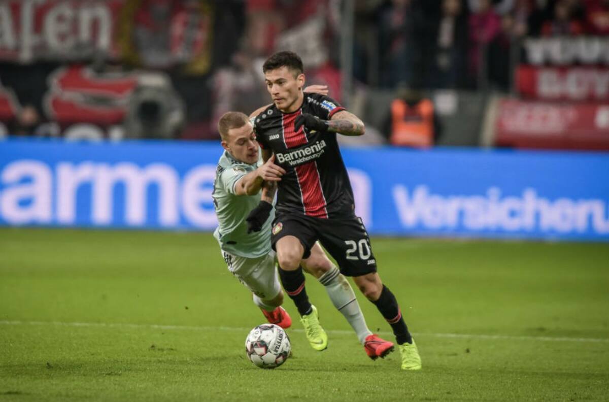 Aránguiz descontó en derrota transitoria del Leverkusen en Champions
