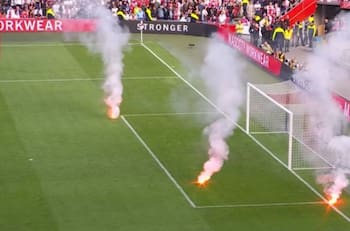 VIDEO | Y en la sección “En Europa no pasa”: Superclásico suspendido por lanzamiento de bengalas a la cancha