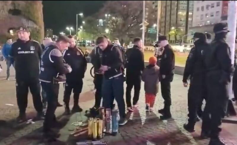 fueron revisados por la policía argentina en el Obelisco.