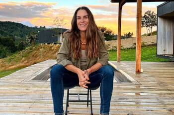 "Este lugar nos entrega todo eso": La especial celebración de María Gracia Subercaseaux en su nuevo hogar junto a Waldemar Méndez en Chiloé