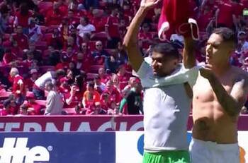 Paolo Guerrero "obligó" a rival a cambiarle la camiseta en partido de Inter