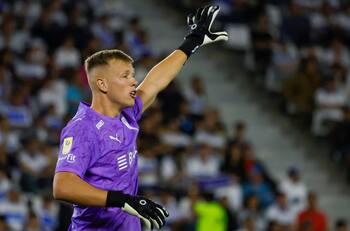 “No es adecuado”: defienden a Vicente Bernedo tras pifias de hinchas de la UC en el Claro Arena