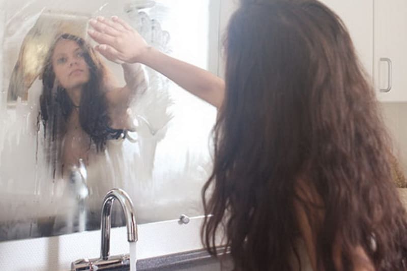 Así evitarás que el espejo de tu baño se empañe.