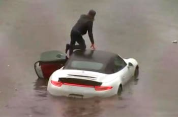 VIDEO | Inundación severa en California deja autos varados en las rutas