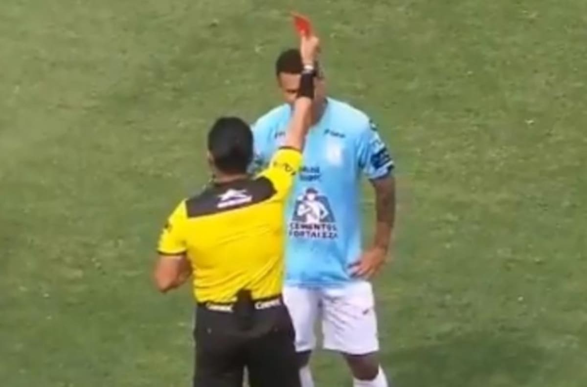 Edwin Cardona lanzó feroz puñetazo a un jugador del Querétaro en México