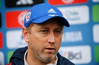 Luis Mena raya la cancha con los objetivos de La Roja Femenina