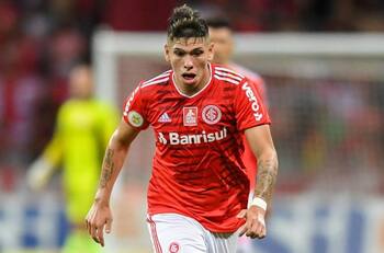 Carlos Palacios volvió a perder un "gallito" por ser considerado en el Inter de Porto Alegre