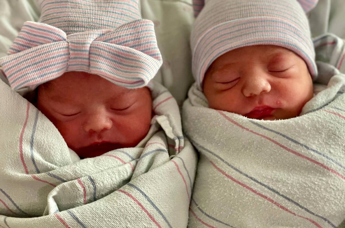 Gemelos separados por el año nuevo: uno nació el 2021 y otro en el 2022