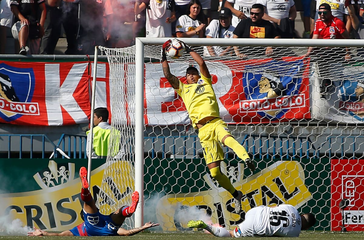 Aficionados lanzaron bengalas a la cancha y casi suspenden duelo entre Colo Colo y la UC