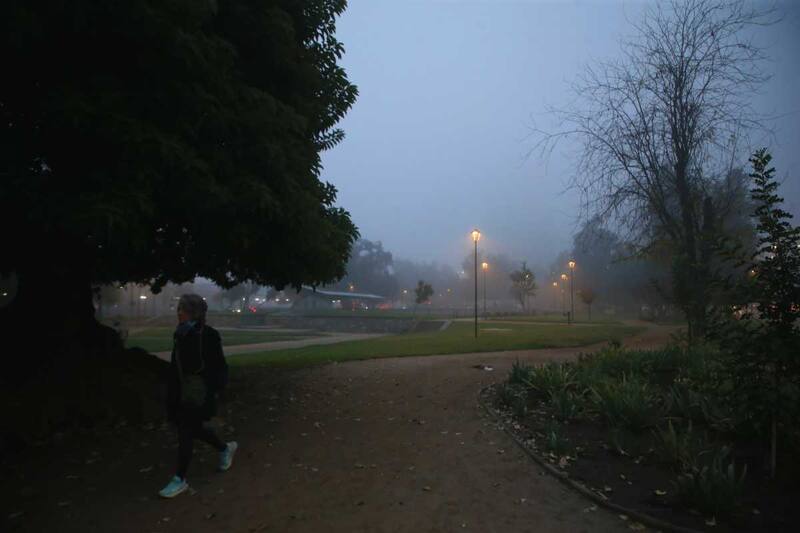 Pronostican que este martes la neblina será más extensa en la Región Metropolitana.