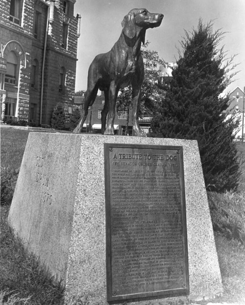 Estatua en honor a Old Drum y al discurso de Vest.