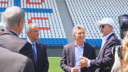 Mauricio Macri aterriza en Chile y visita el Claro Arena de la UC: “Muy lindo, moderno”