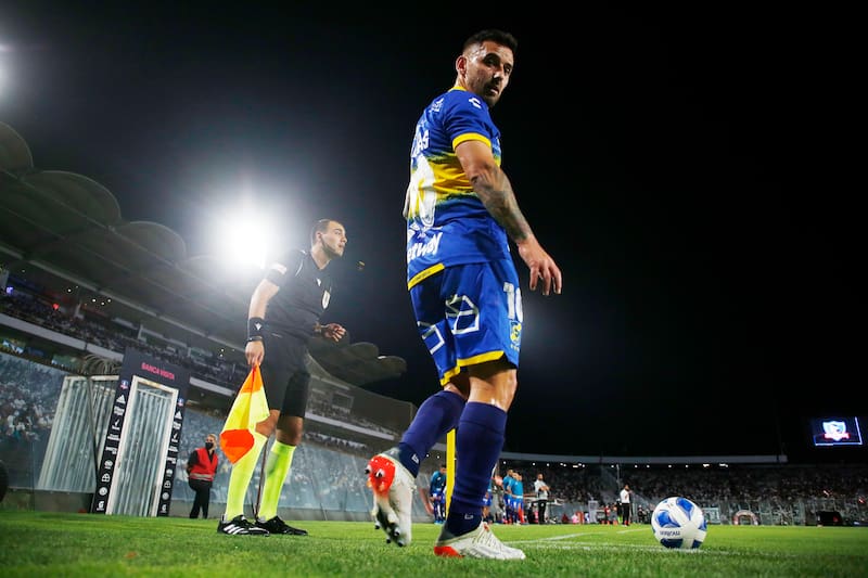 "Colo Colo y la U están un peldaño más arriba de los demás. La U me sorprendió muchísimo por la gente que lleva", comenta.