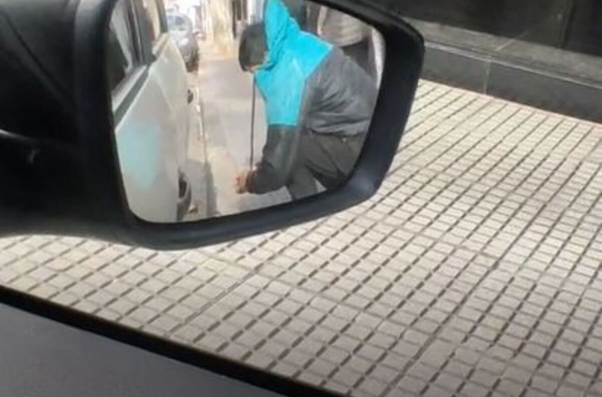 VIDEO | "¿Te ayudo con algo?": Ladrón intenta robar rueda de auto, pero no vio que dueño estaba dentro del vehículo