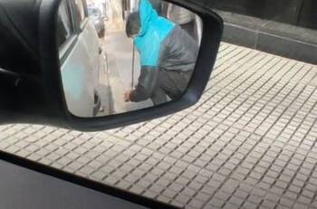 VIDEO | "¿Te ayudo con algo?": Ladrón intenta robar rueda de auto, pero no vio que dueño estaba dentro del vehículo