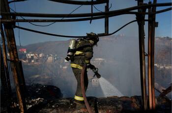 VIDEO | Incendio se registró en cerro Toro de Valparaíso: Cinco viviendas fueron afectadas por el fuego