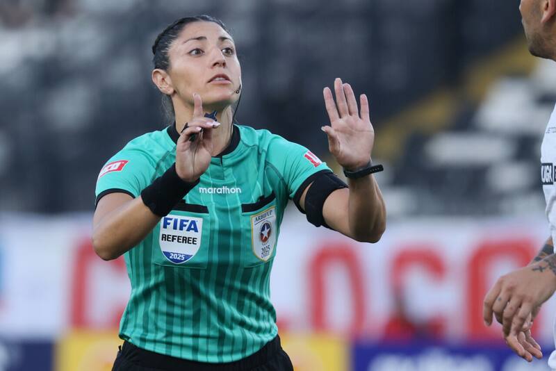 Fue la primera mujer en dirigirle un partido masculino a Colo Colo y hoy estará en la Copa América.