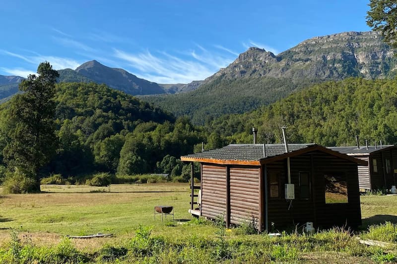 El recinto ofrece alojamiento dentro del Parque Nacional en cabañas o en sus zonas de camping, además de otras comodidades para que disfrutes tu estadía. Créditos: Valle de las Catas en Instagram.