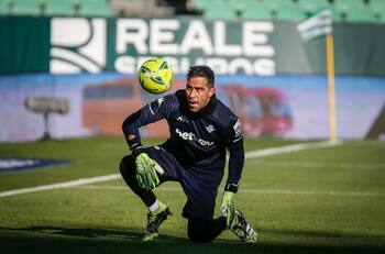 Golpe al mercado: La fórmula de Morón para que Claudio Bravo llegue a Colo Colo en junio