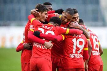 Leverkusen de Charles Aránguiz ganó en Alemania y alcanzó puestos de Europa League