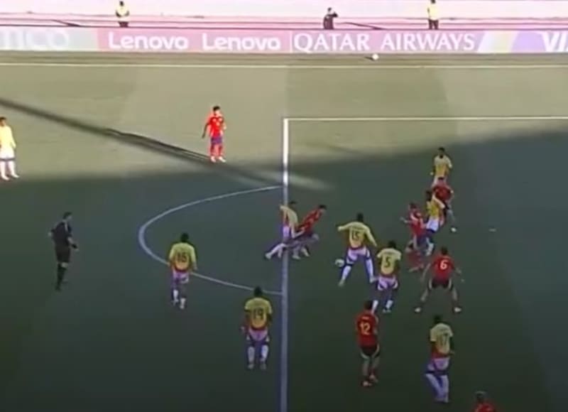 La jugada de la discordia en el España vs. Colombia.