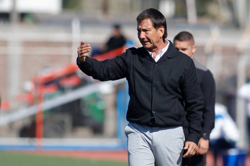 El técnico busca refuerzos para el segundo semestre. Foto: Photosport
